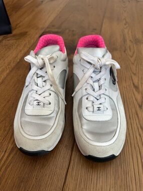 CHANEL White Sneakers with Pink Quilted Collar